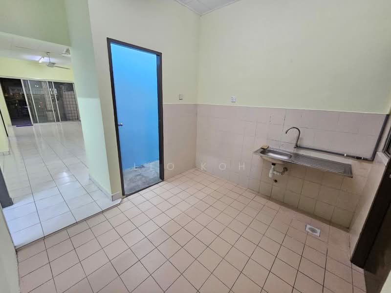 Rumah Teres 2 Tingkat untuk Disewa di Bandar Putra Permai (Seri Kembangan) - Leo Koh - Kitchen - PropertyGuru.com.my