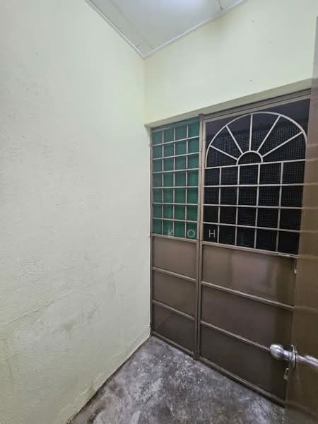 Rumah Teres 2 Tingkat untuk Disewa di Bandar Putra Permai (Seri Kembangan) - Leo Koh - Entrance - PropertyGuru.com.my