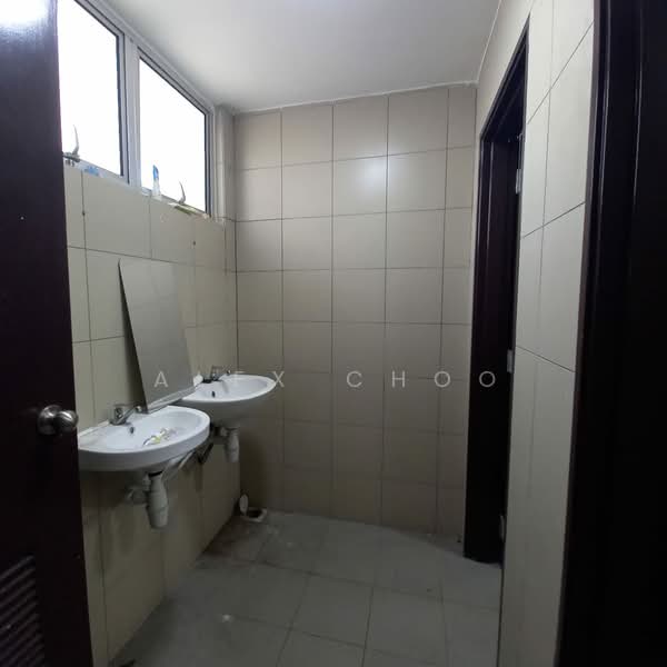 Shop for Rent in Kampung Pulau Meranti (Puchong) - Alex Choo - Bathroom - PropertyGuru.com.my