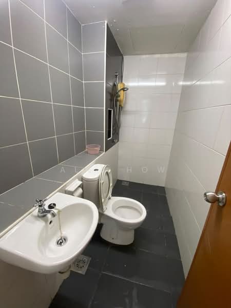 Servis Apartment untuk Disewa di Sky Gardens Residences - Alex How - Bathroom - PropertyGuru.com.my