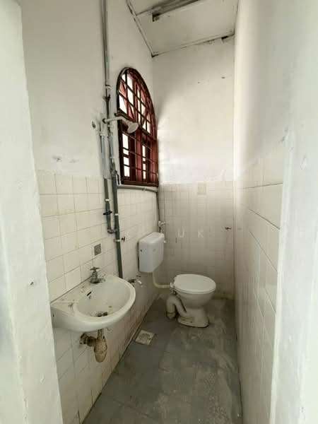 Rumah Teres 1.5 Tingkat untuk Dijual di Taman Garing Jaya (Rawang) - SK Luk - Bathroom - PropertyGuru.com.my