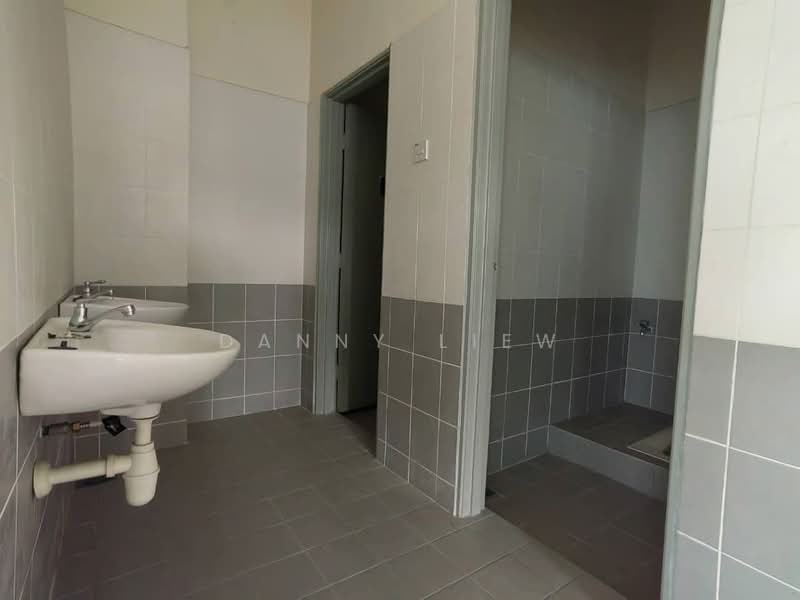Factory for Rent in Taman Perindustrian Kinrara (Bandar Kinrara) - Danny Liew - Bathroom - PropertyGuru.com.my