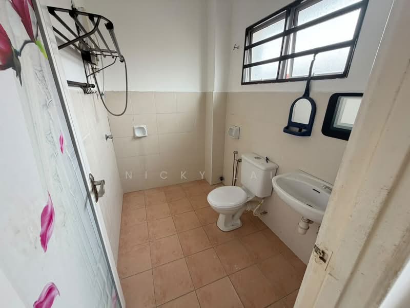 Terraced House for Sale in Bandar Country Homes (Rawang) - Nicky Lai - Bathroom - PropertyGuru.com.my