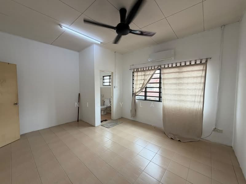 Terraced House for Sale in Bandar Country Homes (Rawang) - Nicky Lai - Bathroom - PropertyGuru.com.my