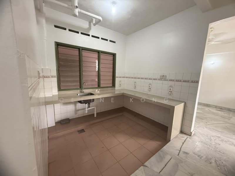 Pangsapuri untuk Dijual di Subang Perdana Goodyear Court 8 - Celine Kong - Kitchen - PropertyGuru.com.my
