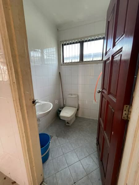 Rumah Teres 1.5 Tingkat untuk Dijual di Taman Pelangi (Johor Bahru) - Karl Lim - Bathroom - PropertyGuru.com.my