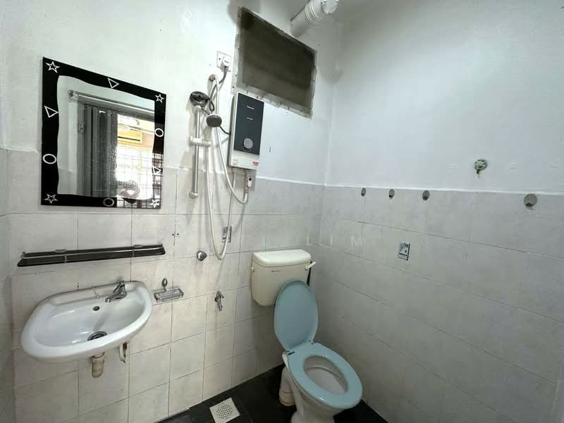 Apartment for Sale at Villa Krystal @ Bandar Selesa Jaya - Karl Lim - Bathroom - PropertyGuru.com.my