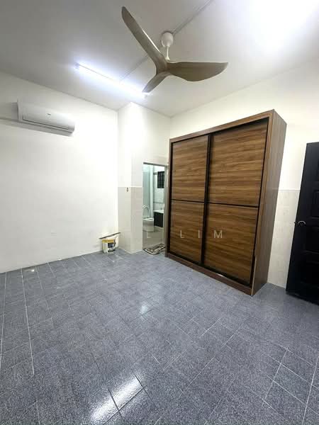 1.5-storey Terraced House for Sale in Bandar Seri Alam (Masai) - Karl Lim - Bedroom - PropertyGuru.com.my