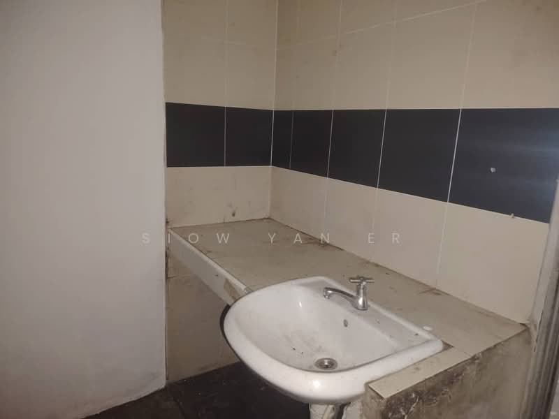 Shop for Sale in Taman Damansara Aliff (Tampoi) - Siow Yan Er - Bathroom - PropertyGuru.com.my