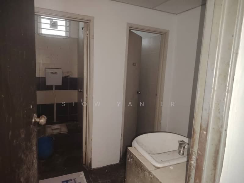 Shop for Sale in Taman Damansara Aliff (Tampoi) - Siow Yan Er - Bathroom - PropertyGuru.com.my