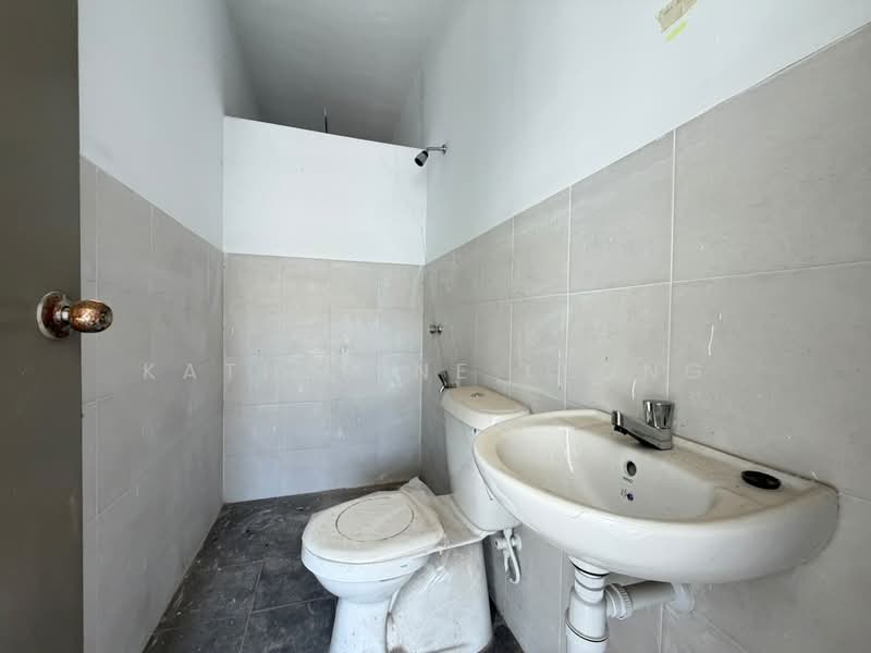 2.5-storey Terraced House for Sale in Taman Kundang Jaya (Rawang) - Katherine Leong - Bathroom - PropertyGuru.com.my