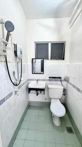 Pangsapuri untuk Disewa di Bayu Puteri 2 - Anson Chong - Bathroom - PropertyGuru.com.my