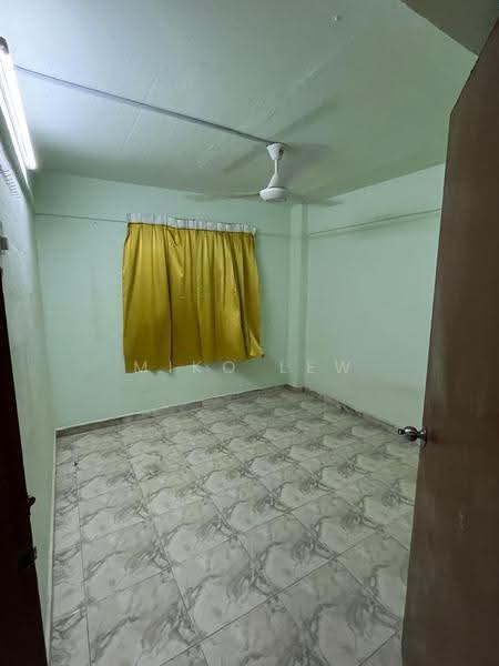 Rumah Flat untuk Disewa di Taman Sri Sentosa - Miko Lew - Bedroom - PropertyGuru.com.my