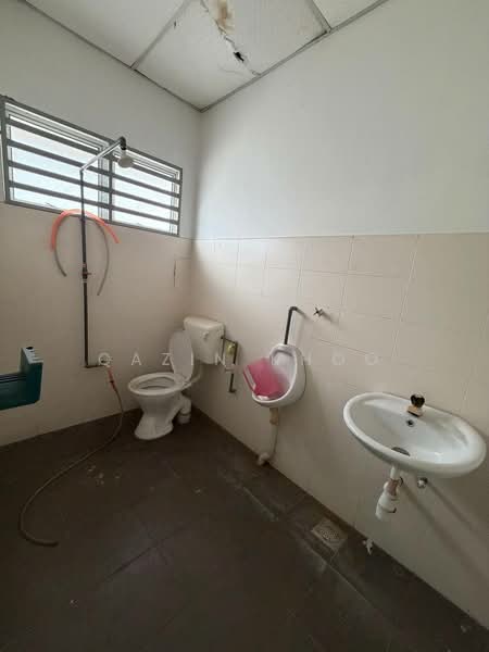 Shop for Sale in Kelebang (Ipoh) - Qazin Khoo - Bathroom - PropertyGuru.com.my