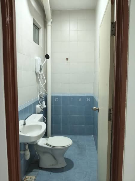 Rumah Teres untuk Disewa di Taman Desa Tebrau (Tebrau) - Eric Tang - Bathroom - PropertyGuru.com.my