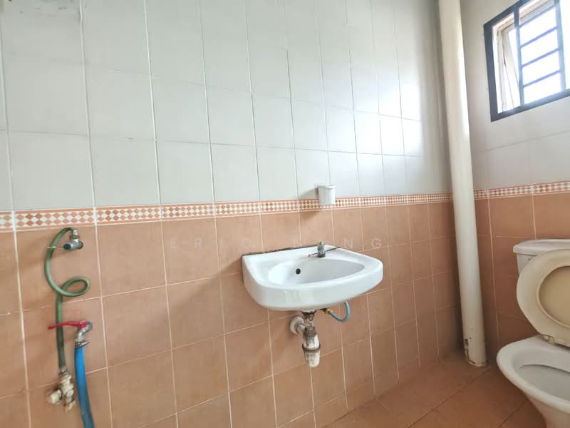Rumah Teres untuk Disewa di Taman Desa Tebrau (Tebrau) - Eric Tang - Bathroom - PropertyGuru.com.my