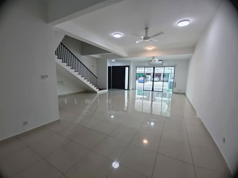 Rumah Teres 3 Tingkat untuk Dijual di Duta Villa (Setia Alam) - Elwin Chok - Living Room - PropertyGuru.com.my