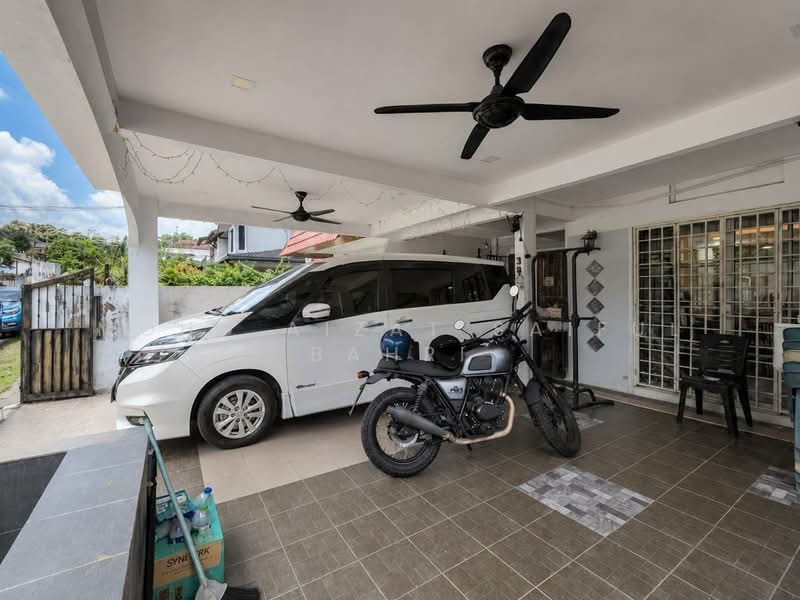 Rumah Teres 2 Tingkat untuk Dijual di Ampang Jaya (Ampang) - Mohd Aizat Saiful Bahri - Car Park - PropertyGuru.com.my