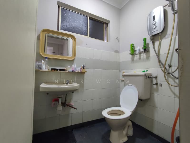 Rumah Teres 2 Tingkat untuk Dijual di Taman Serdang Jaya (Seri Kembangan) - Nick Wong - Bathroom - PropertyGuru.com.my