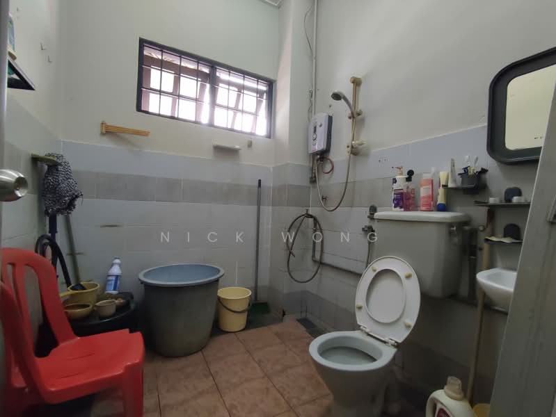 Rumah Teres 2 Tingkat untuk Dijual di Taman Serdang Jaya (Seri Kembangan) - Nick Wong - Bathroom - PropertyGuru.com.my