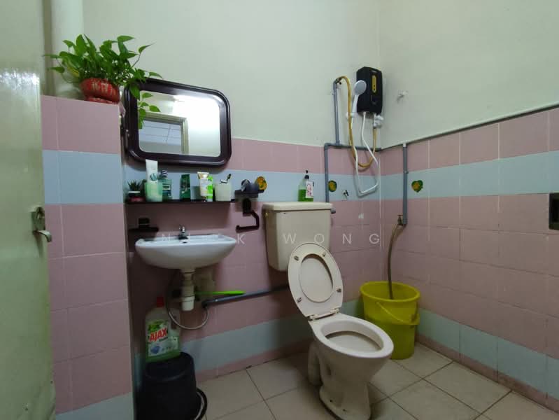 Rumah Teres 2 Tingkat untuk Dijual di Taman Serdang Jaya (Seri Kembangan) - Nick Wong - Bathroom - PropertyGuru.com.my
