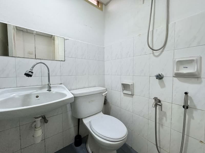 Shop / Office for Rent in Taman Molek (Johor Bahru) - Daphne Lee - Bathroom - PropertyGuru.com.my