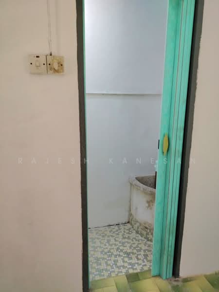 Rumah Teres untuk Dijual di Taman Sri Rawang (Rawang) - Rajesh Kanesan - Bathroom - PropertyGuru.com.my