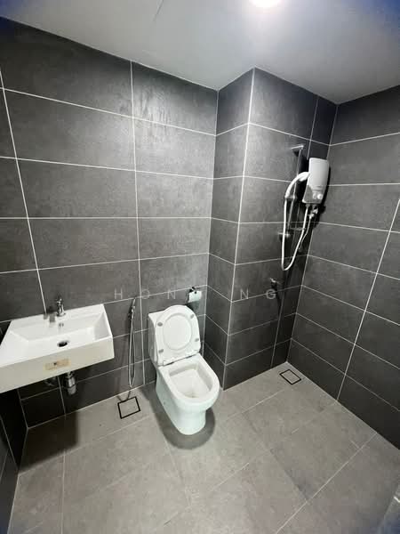 Servis Apartment untuk Dijual di The Glenz @ Glenmarie - Hong Ng - Bathroom - PropertyGuru.com.my