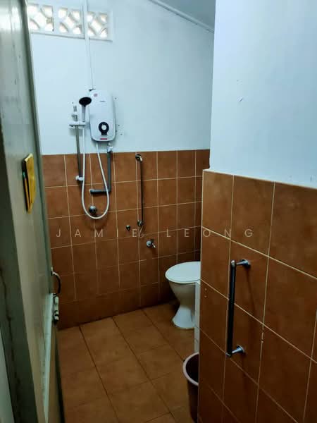 Rumah Berkembar untuk Dijual di Seksyen 3 (Petaling Jaya) - Jamie Leong - Bathroom - PropertyGuru.com.my