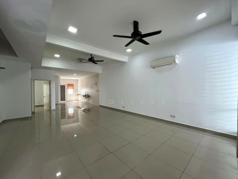 Rumah Teres 3 Tingkat untuk Dijual di Kinrara Residence (Puchong) - Mak Oliver - Living Room - PropertyGuru.com.my
