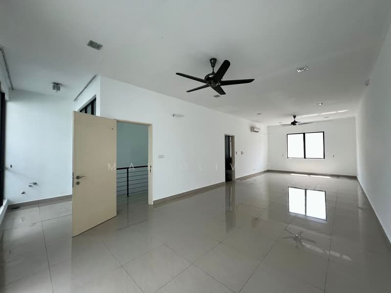 Rumah Teres 3 Tingkat untuk Dijual di Kinrara Residence (Puchong) - Mak Oliver - Living Room - PropertyGuru.com.my