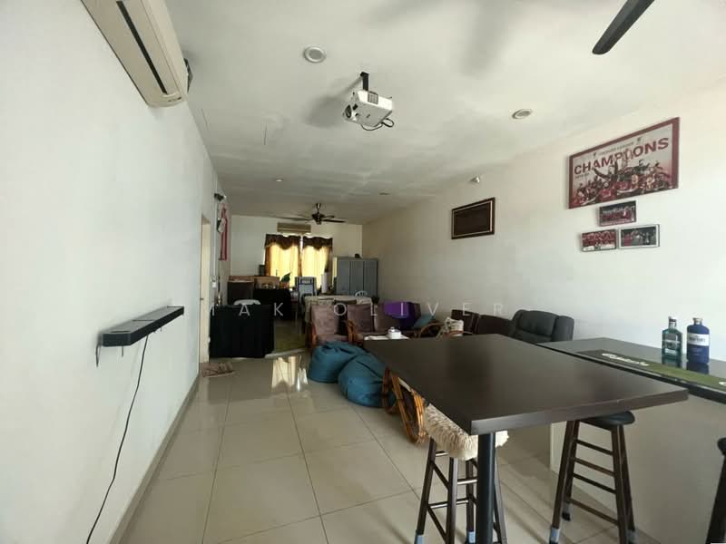 Rumah Teres 3 Tingkat untuk Dijual di Kinrara Residence (Puchong) - Mak Oliver - Living Room - PropertyGuru.com.my