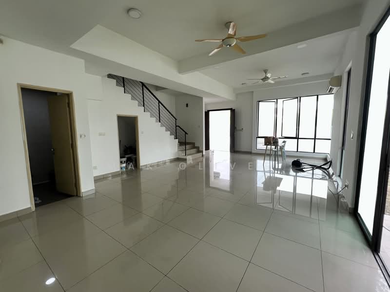 Rumah Teres 3 Tingkat untuk Dijual di Kinrara Residence (Puchong) - Mak Oliver - Living Room - PropertyGuru.com.my