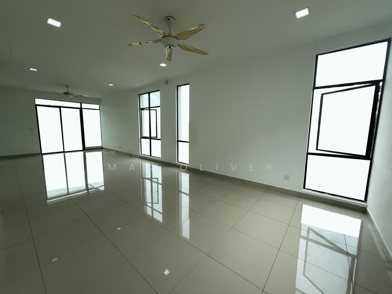 Rumah Teres 3 Tingkat untuk Dijual di Kinrara Residence (Puchong) - Mak Oliver - Living Room - PropertyGuru.com.my