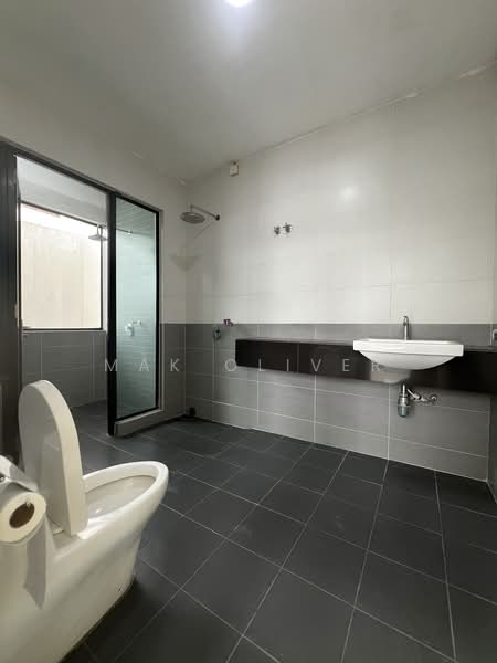 Rumah Teres 3 Tingkat untuk Dijual di Kinrara Residence (Puchong) - Mak Oliver - Bathroom - PropertyGuru.com.my
