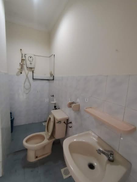 Kondominium untuk Dijual di Endah Ria - HL Lau - Bathroom - PropertyGuru.com.my