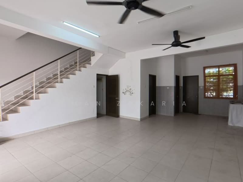 2-storey Terraced House for Sale in Bandar Puncak Alam (Puncak Alam) - AZMAN ZAKARIA - Living Room - PropertyGuru.com.my
