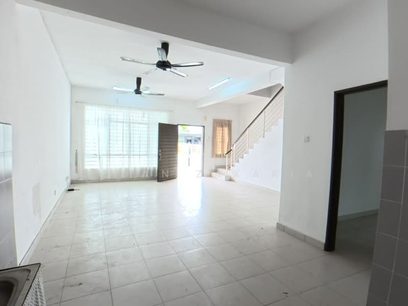 2-storey Terraced House for Sale in Bandar Puncak Alam (Puncak Alam) - AZMAN ZAKARIA - Living Room - PropertyGuru.com.my