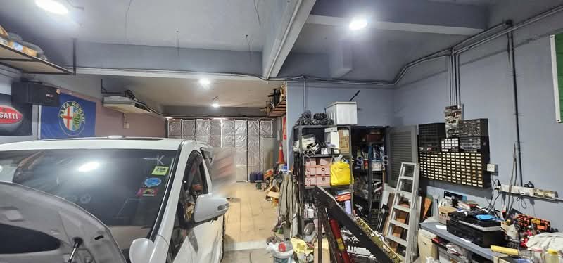 Shop / Office for Rent in Seksyen 26, HICOM Industrial Estate (Shah Alam) - Kevin Dass - Car Park - PropertyGuru.com.my