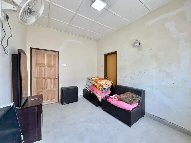 2-storey Terraced House for Sale in Hulu Langat (Selangor) - Azli Ibrahim - Living Room - PropertyGuru.com.my