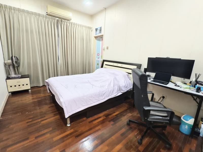 Rumah Berkembar untuk Dijual di Kemuning Utama Permai (Shah Alam) - SK Thiam - Bedroom - PropertyGuru.com.my