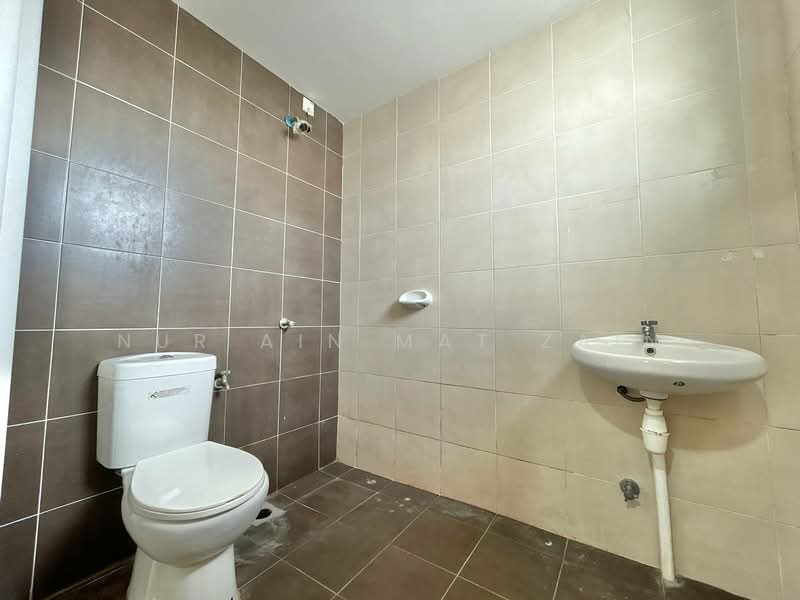 Apartment for Sale at De Bayu Apartment - Nur Ain Mat Zain - Bathroom - PropertyGuru.com.my