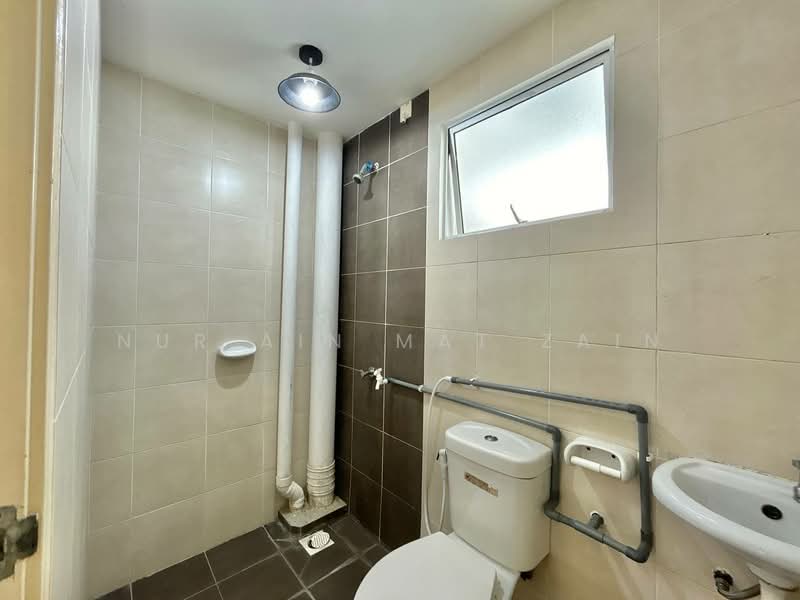 Apartment for Sale at De Bayu Apartment - Nur Ain Mat Zain - Bathroom - PropertyGuru.com.my
