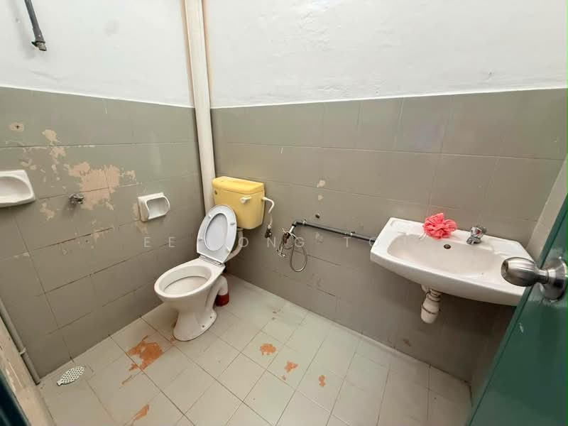 Rumah Teres 1 Tingkat untuk Dijual di Bandar Putra (Kulai) - Ee Fong Toh - Bathroom - PropertyGuru.com.my