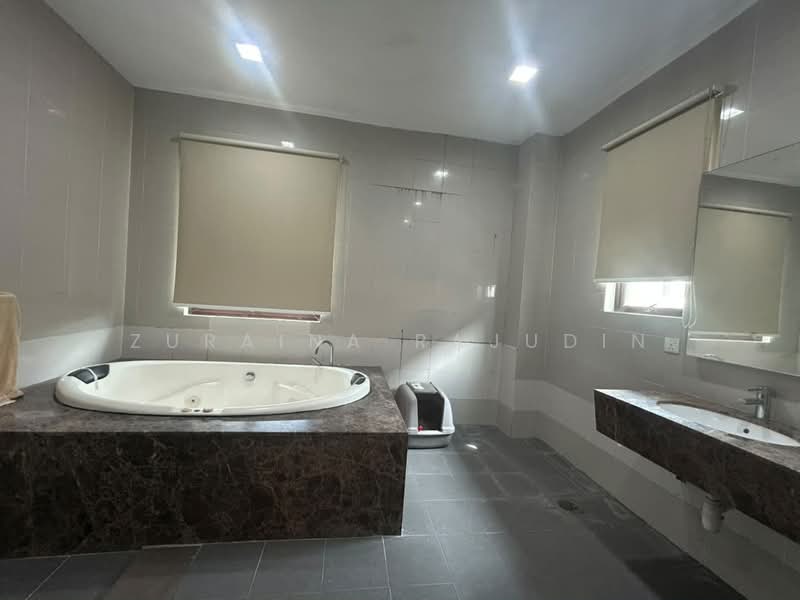 Bungalow for Sale in Country Heights (Kajang) - Zuraina Rajudin - Bathroom - PropertyGuru.com.my