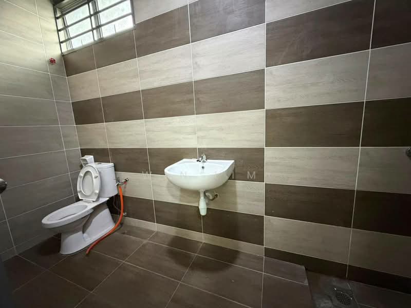 Rumah Teres 2 Tingkat untuk Dijual di Bandar Putra (Kulai) - Win Lim - Bathroom - PropertyGuru.com.my