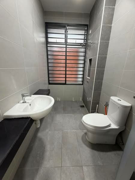 Rumah Teres 2 Tingkat untuk Dijual di Bandar Putra (Kulai) - Win Lim - Bathroom - PropertyGuru.com.my