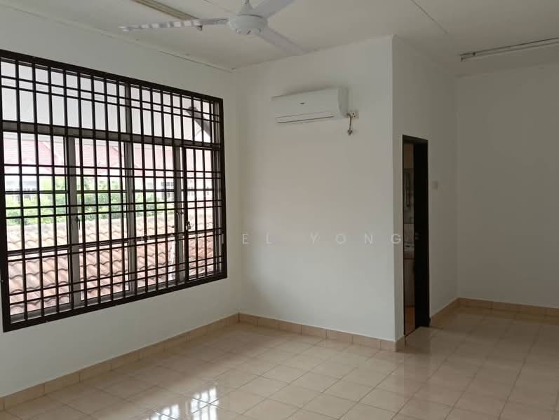 Rumah Teres 2 Tingkat untuk Dijual di Taman Mutiara (Ulu Tiram) - Daniel Yong - Living Room - PropertyGuru.com.my