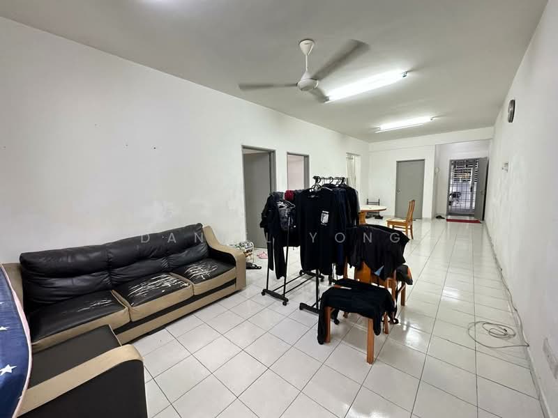 Pangsapuri untuk Dijual di Molek Ria - Daniel Yong - Living Room - PropertyGuru.com.my