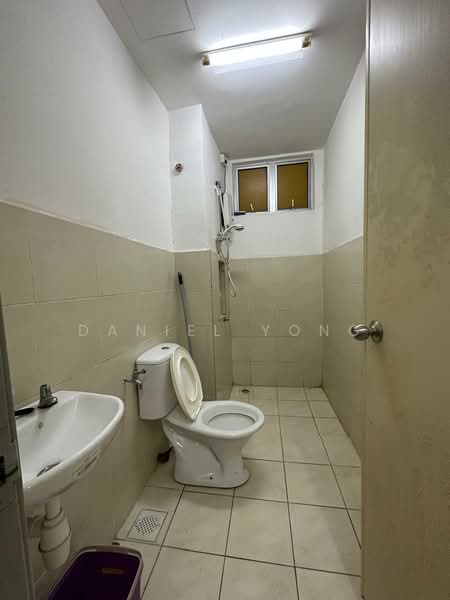 Pangsapuri untuk Dijual di Molek Ria - Daniel Yong - Bathroom - PropertyGuru.com.my